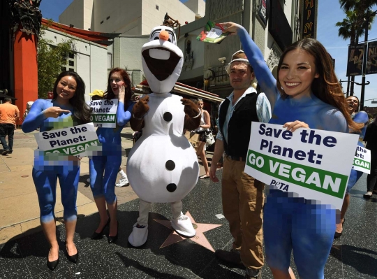 Aksi telanjang aktivis cantik PETA peringati Hari Bumi di Hollywood