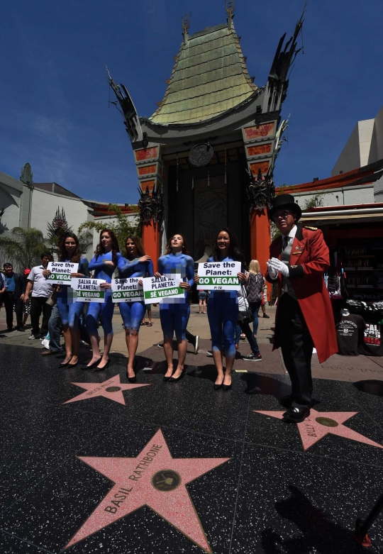 Aksi telanjang aktivis cantik PETA peringati Hari Bumi di Hollywood