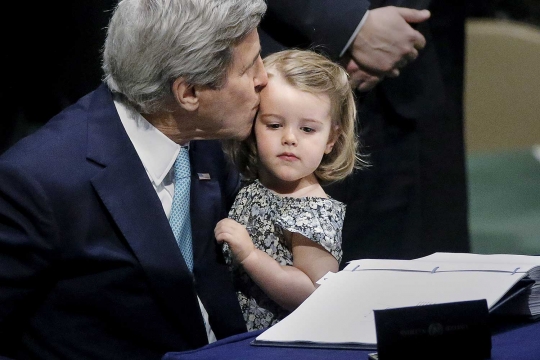 Tandatangani Perjanjian Paris, John Kerry bawa cucu