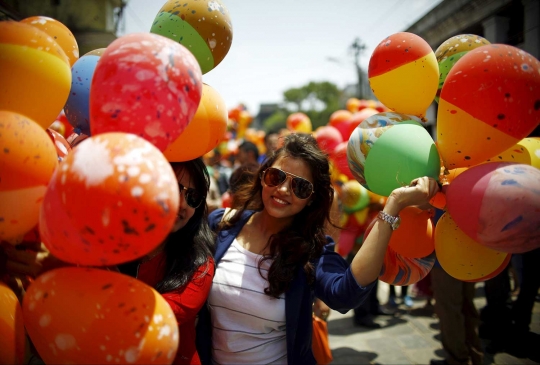 Mengenang setahun gempa Nepal, warga lepas ribuan balon ke angkasa