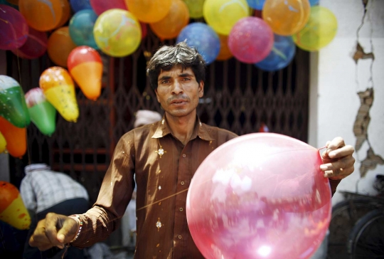 Mengenang setahun gempa Nepal, warga lepas ribuan balon ke angkasa