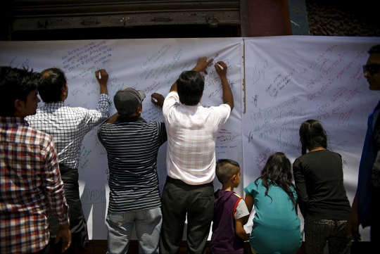 Mengenang setahun gempa Nepal, warga lepas ribuan balon ke angkasa