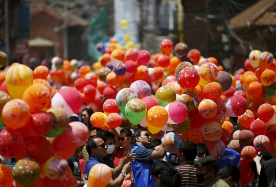 Mengenang setahun gempa Nepal, warga lepas ribuan balon ke angkasa