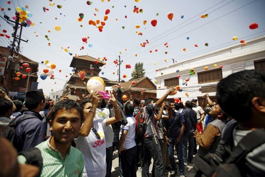 Mengenang setahun gempa Nepal, warga lepas ribuan balon ke angkasa