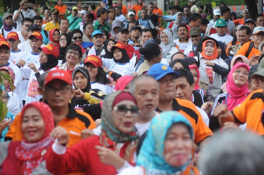 Keseruan Anies Baswedan senam aerobik saat peringatan Hardiknas