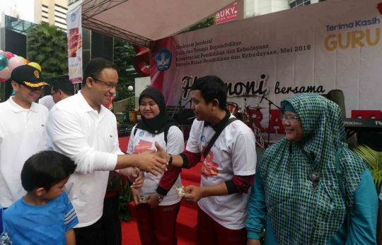 Keseruan Anies Baswedan senam aerobik saat peringatan Hardiknas