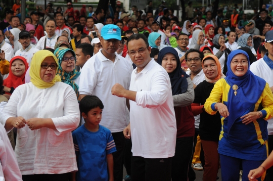 Keseruan Anies Baswedan senam aerobik saat peringatan Hardiknas