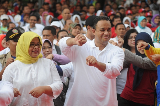 Keseruan Anies Baswedan senam aerobik saat peringatan Hardiknas