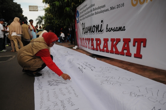 Keseruan Anies Baswedan senam aerobik saat peringatan Hardiknas