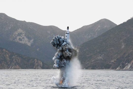 Ini aksi rudal balistik Korea Utara meluncur dari bawah laut
