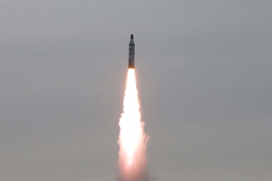 Ini aksi rudal balistik Korea Utara meluncur dari bawah laut