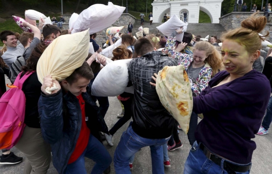 Keseruan perang bantal kapuk di Ukraina