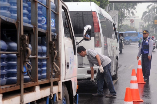 Kurangi polusi udara, kendaraan roda empat uji emisi gratis