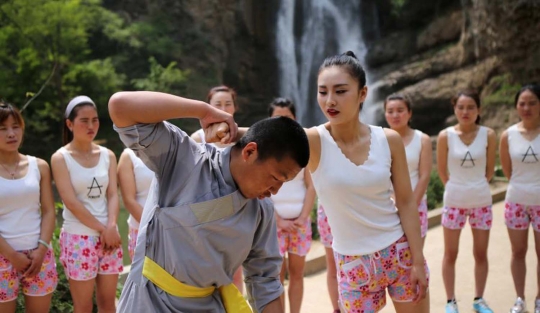 Aksi biksu Shaolin ajarkan wanita-wanita cantik kungfu