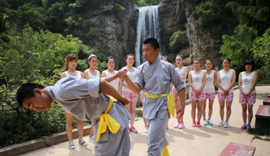 Aksi biksu Shaolin ajarkan wanita-wanita cantik kungfu