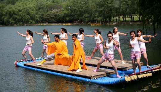 Aksi biksu Shaolin ajarkan wanita-wanita cantik kungfu