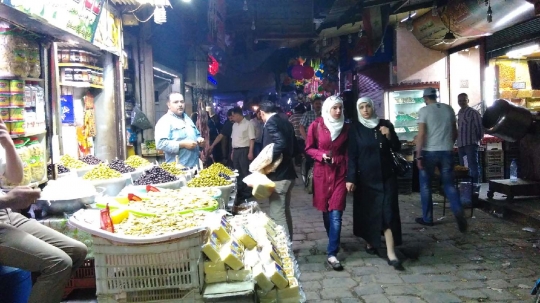 Menikmati suasana malam di pasar tradisional Suriah