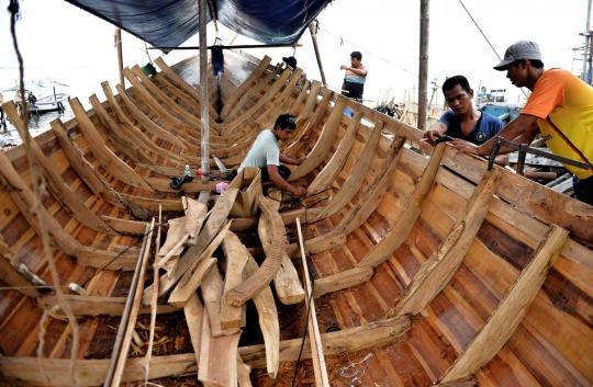 Mengintip pembuatan kapal tradisional nelayan Teluk Jakarta