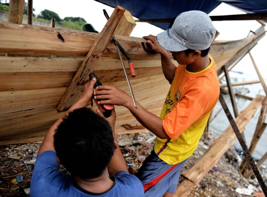 Mengintip pembuatan kapal tradisional nelayan Teluk Jakarta