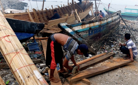 Mengintip pembuatan kapal tradisional nelayan Teluk Jakarta