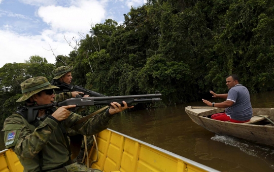 Aksi petugas bersenjata Brasil buru penambang liar di Hutan Amazon