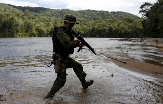 Aksi petugas bersenjata Brasil buru penambang liar di Hutan Amazon