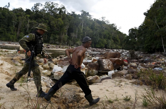 Aksi petugas bersenjata Brasil buru penambang liar di Hutan Amazon