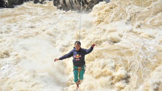 Ekstrem, pria ini jalan di atas tali seberangi Sungai Shangri-La