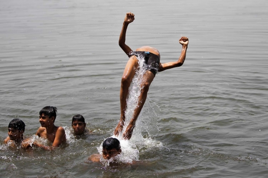 Berbagai cara warga India hadapi gelombang panas