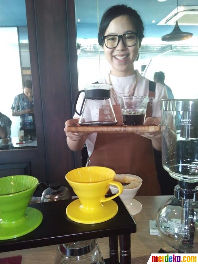 Foto Melihat Aksi Evani Barista Handal Se Asia Sajikan Kopi Racikan 0472