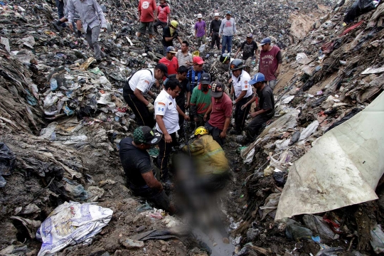 Gunungan sampah longsor, 4 orang tewas tertimbun