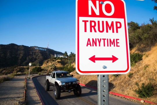 Bikin geger, rambu 'No Trump Anytime' hiasi jalanan di Hollywood