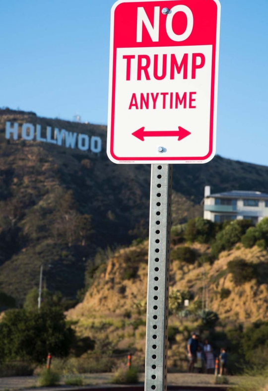 Bikin geger, rambu 'No Trump Anytime' hiasi jalanan di Hollywood