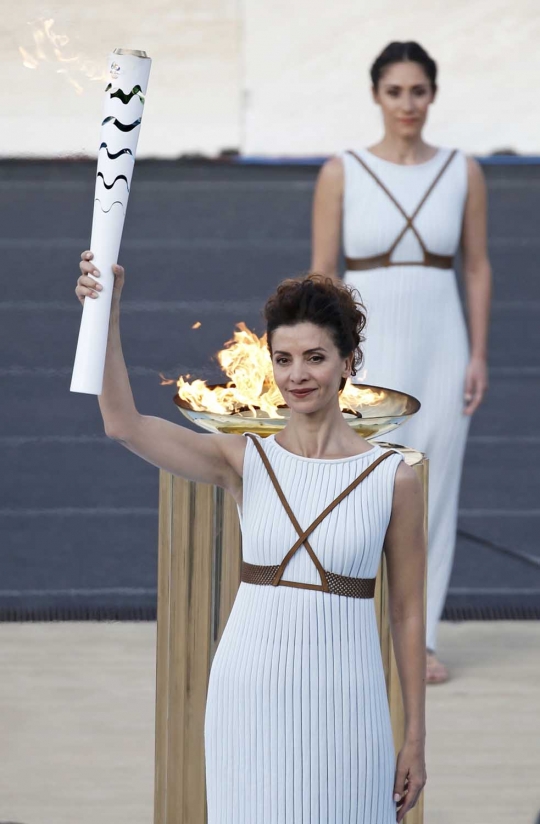 Pesona Katerina Lehou jadi dewi penyala api Olimpiade 2016