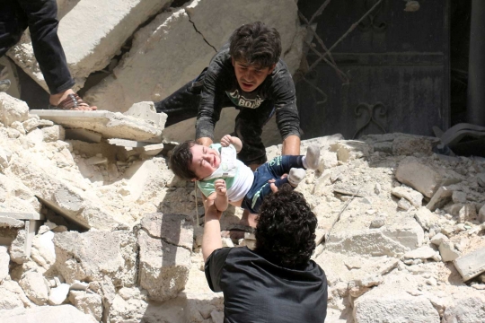 Momen menegangkan penyelamatan bayi Suriah di tengah serangan udara