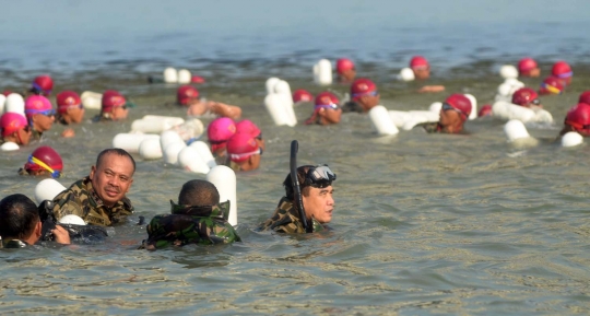 Aksi heroik 2.016 prajurit Marinir berenang seberangi Selat Madura