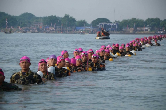 Aksi heroik 2.016 prajurit Marinir berenang seberangi Selat Madura