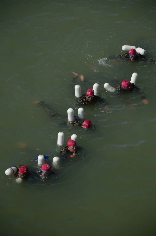 Aksi heroik 2.016 prajurit Marinir berenang seberangi Selat Madura