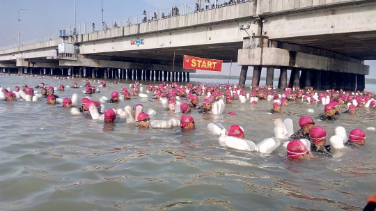 Aksi heroik 2.016 prajurit Marinir berenang seberangi Selat Madura