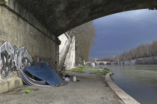 Potret permukiman kumuh di kolong jembatan Kota Roma