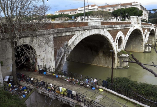 Potret permukiman kumuh di kolong jembatan Kota Roma