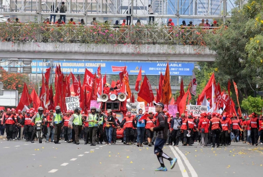 Peringatan May Day, ribuan buruh sesakan jalanan protokol Jakarta