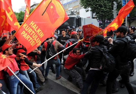 Melihat peringatan May Day di negara-negara dunia