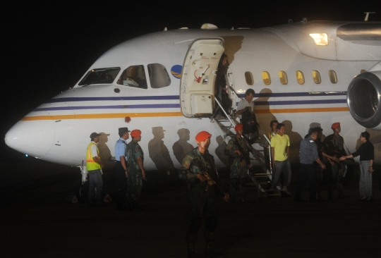 Suasana 10 WNI yang dibebaskan Abu Sayyaf tiba di Lanud Halim