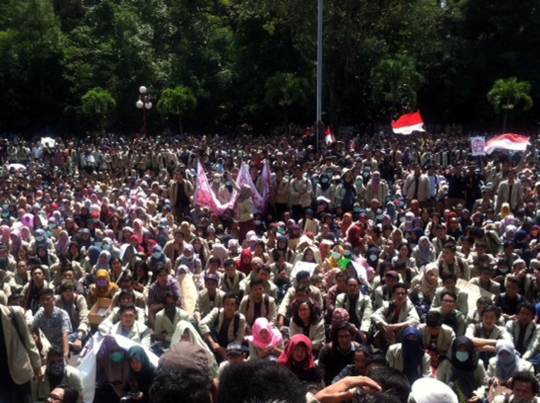Demo besar-besaran mahasiswa UGM warnai peringatan Hardiknas