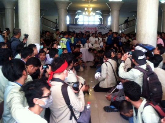 Demo besar-besaran mahasiswa UGM warnai peringatan Hardiknas