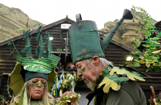 Parade unik di Inggris ini warganya tampil dalam balutan tumbuhan