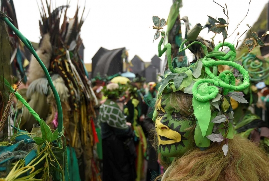 Parade unik di Inggris ini warganya tampil dalam balutan tumbuhan