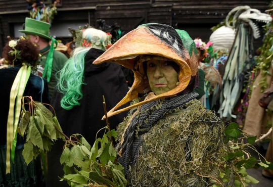 Parade unik di Inggris ini warganya tampil dalam balutan tumbuhan