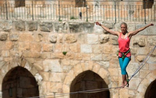 Wanita ini langkahi museum kuno di Yerusalem dengan cara ekstrem